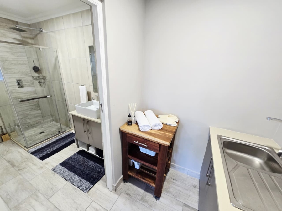 6 Bedroom Property for Sale in Glentana Western Cape